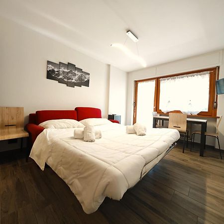 Hostdomus - City Center Apartment Sestriere Luaran gambar