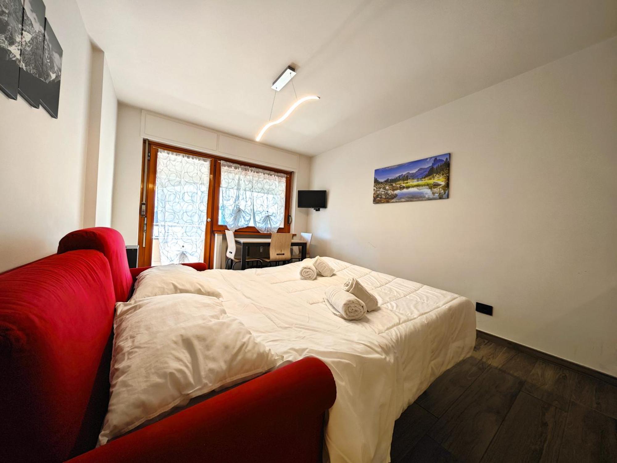 Hostdomus - City Center Apartment Sestriere Luaran gambar