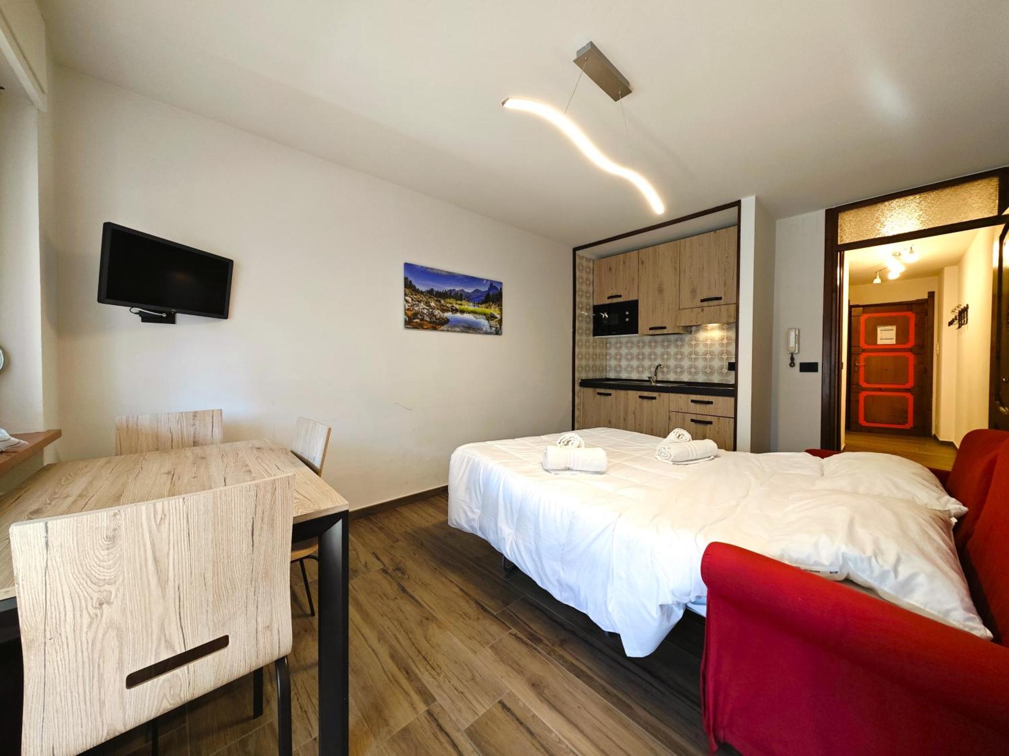 Hostdomus - City Center Apartment Sestriere Luaran gambar