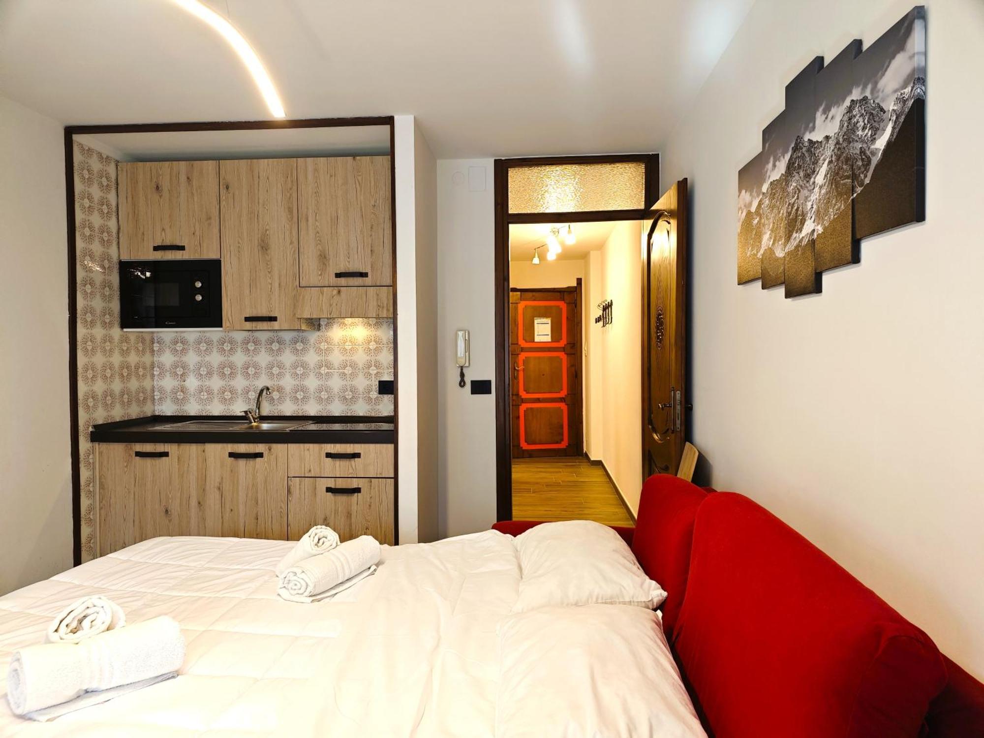 Hostdomus - City Center Apartment Sestriere Luaran gambar