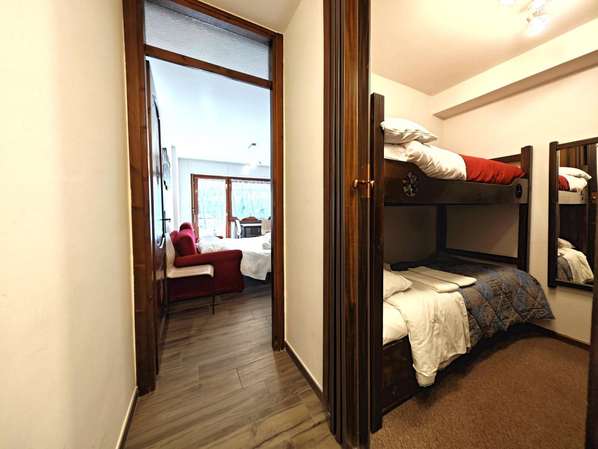 Hostdomus - City Center Apartment Sestriere Luaran gambar