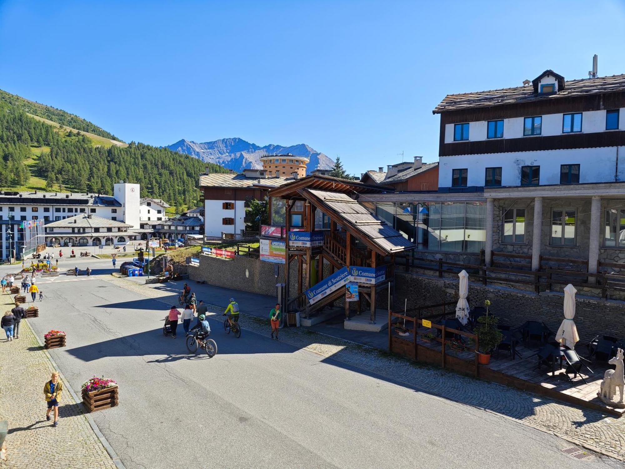 Hostdomus - City Center Apartment Sestriere Luaran gambar