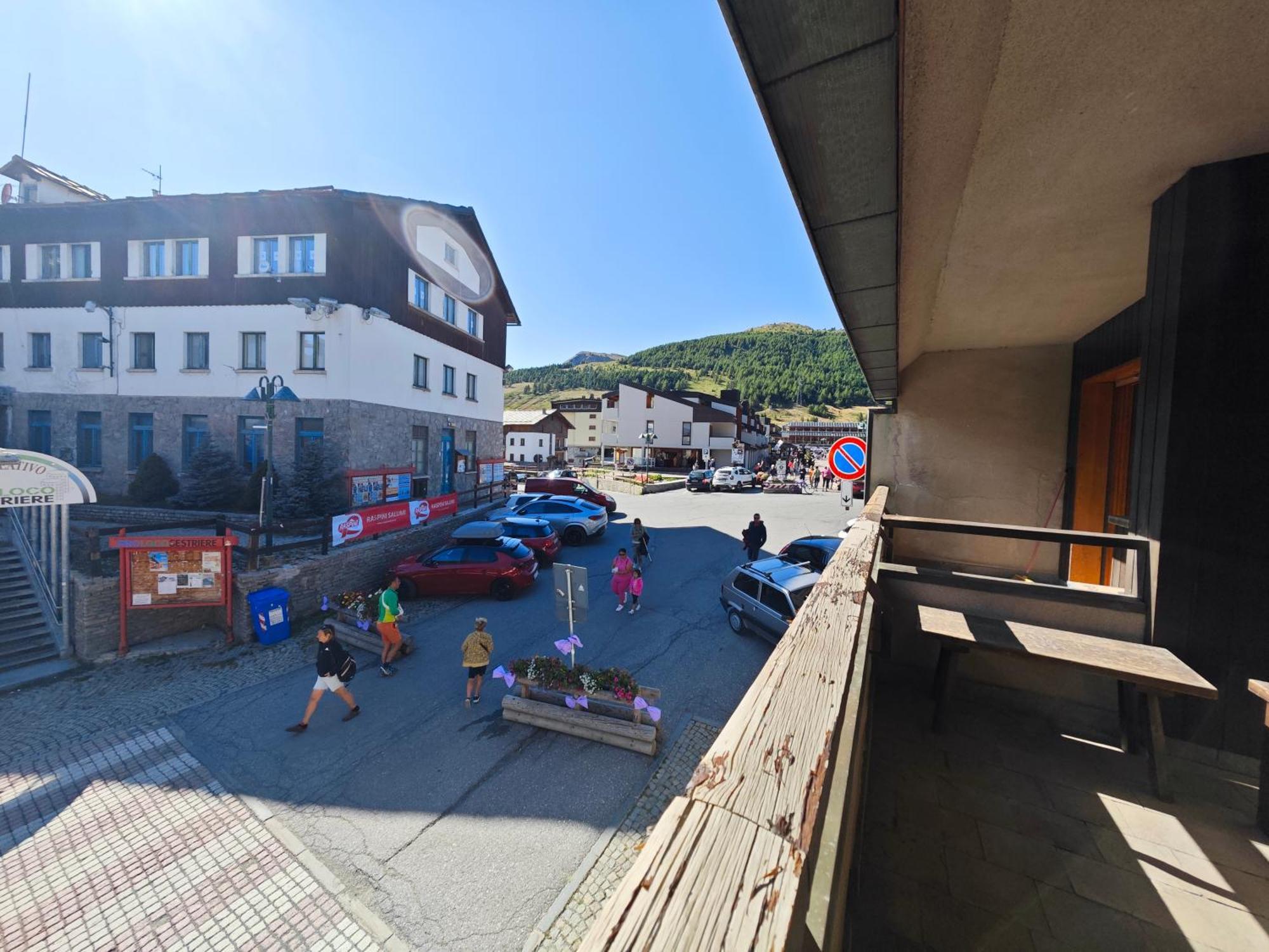 Hostdomus - City Center Apartment Sestriere Luaran gambar