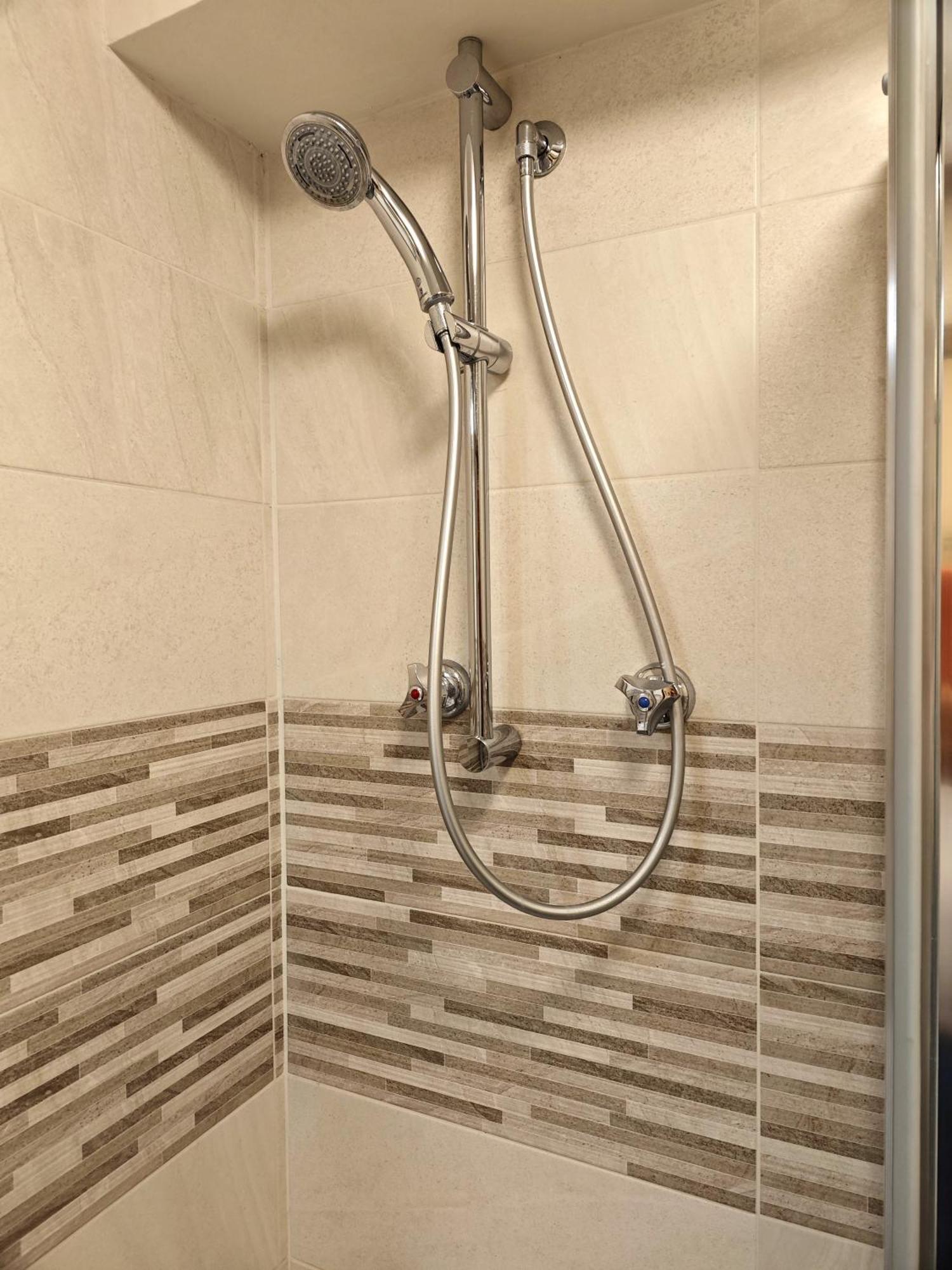 Hostdomus - City Center Apartment Sestriere Luaran gambar