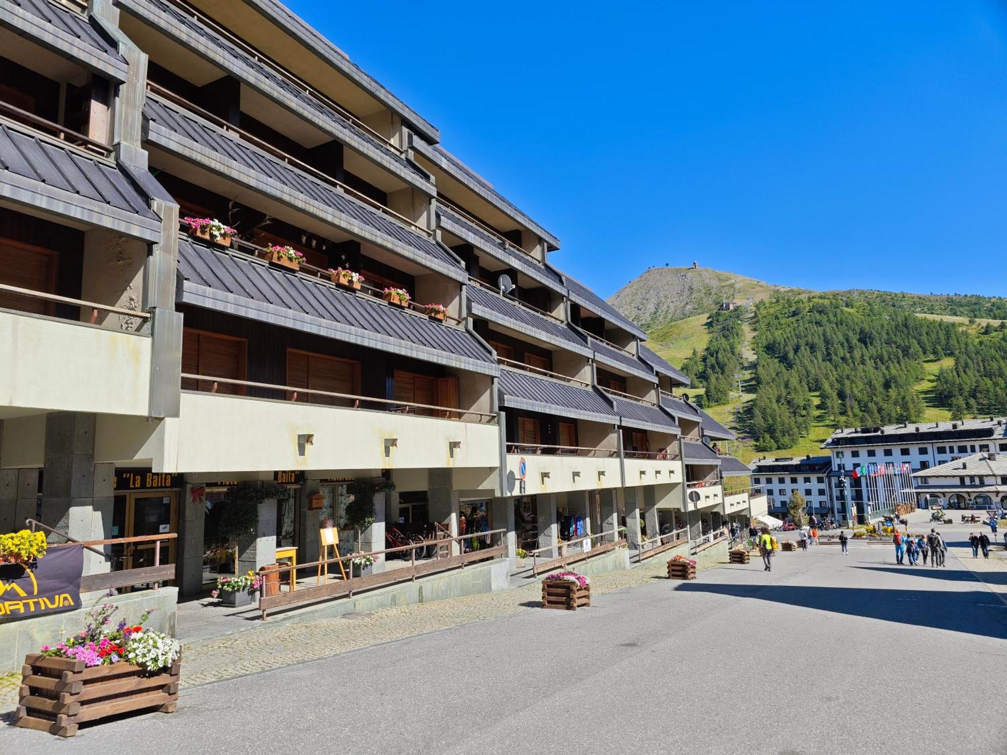 Hostdomus - City Center Apartment Sestriere Luaran gambar