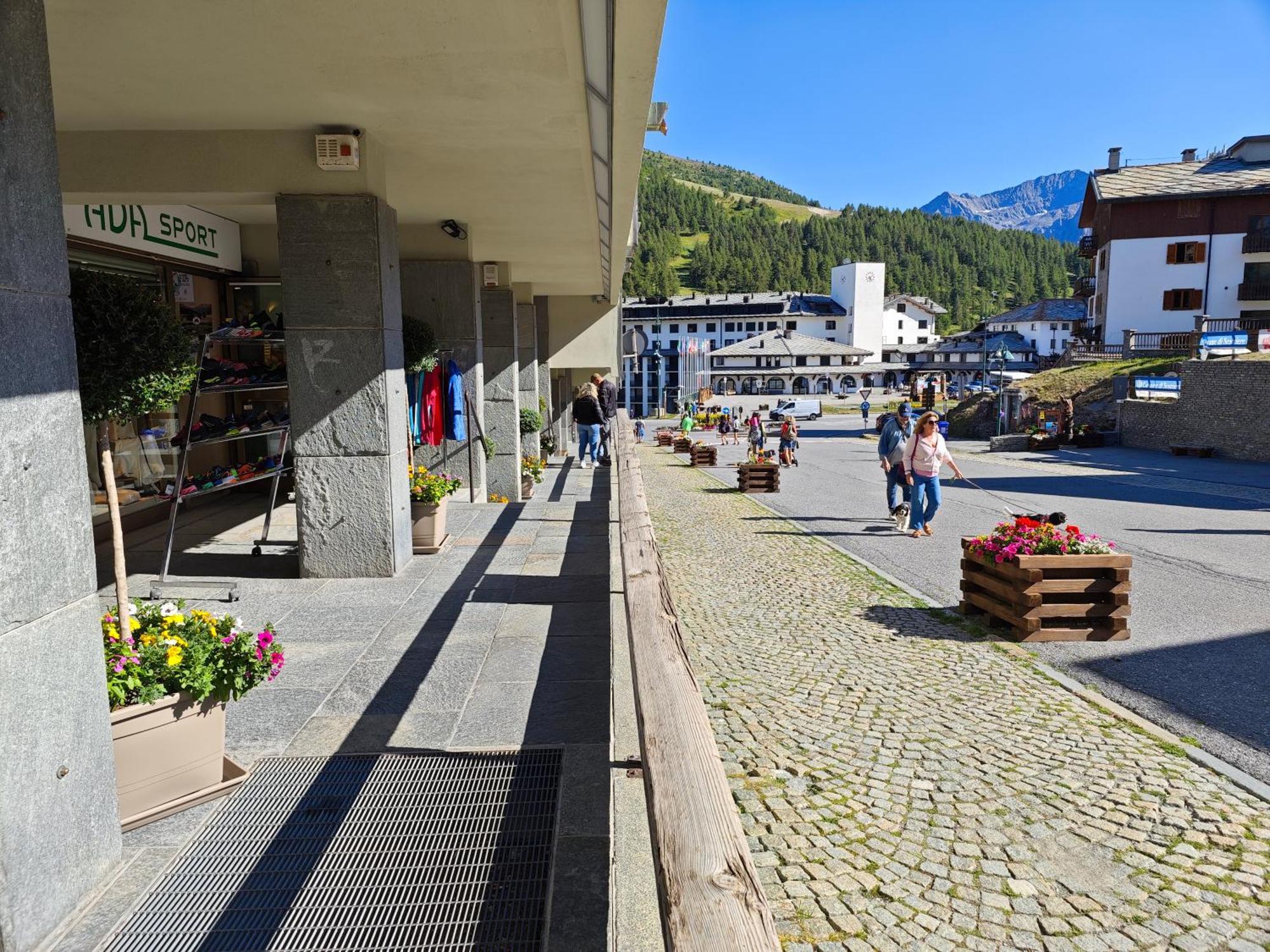 Hostdomus - City Center Apartment Sestriere Luaran gambar